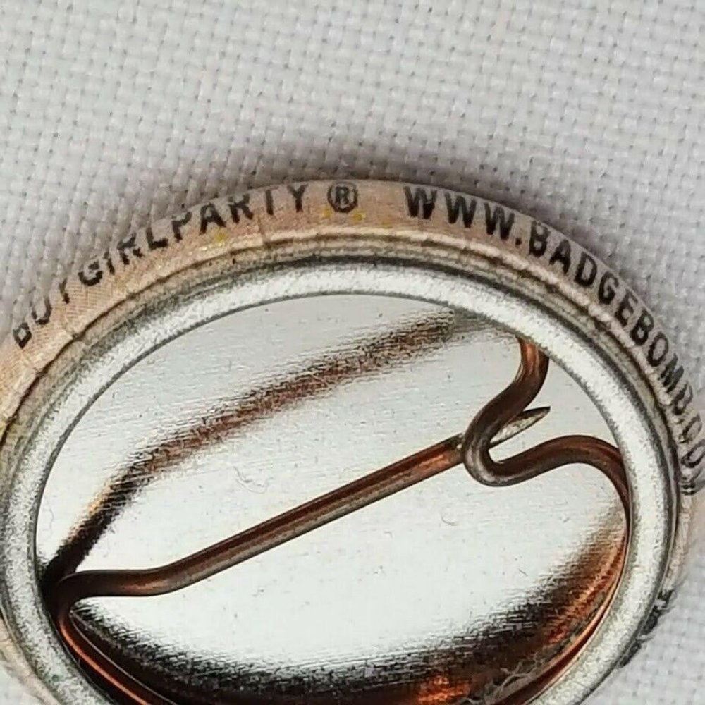 Badgebomb 2010 Susie Ghahremani Art Button Pin Bird Finch Sparrow BoyGirlParty - Picture 5 of 7